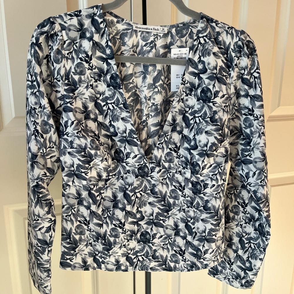 NWT Abercrombie & Fitch Women’s V-Neck Floral Long Sleeve Top - Navy & White